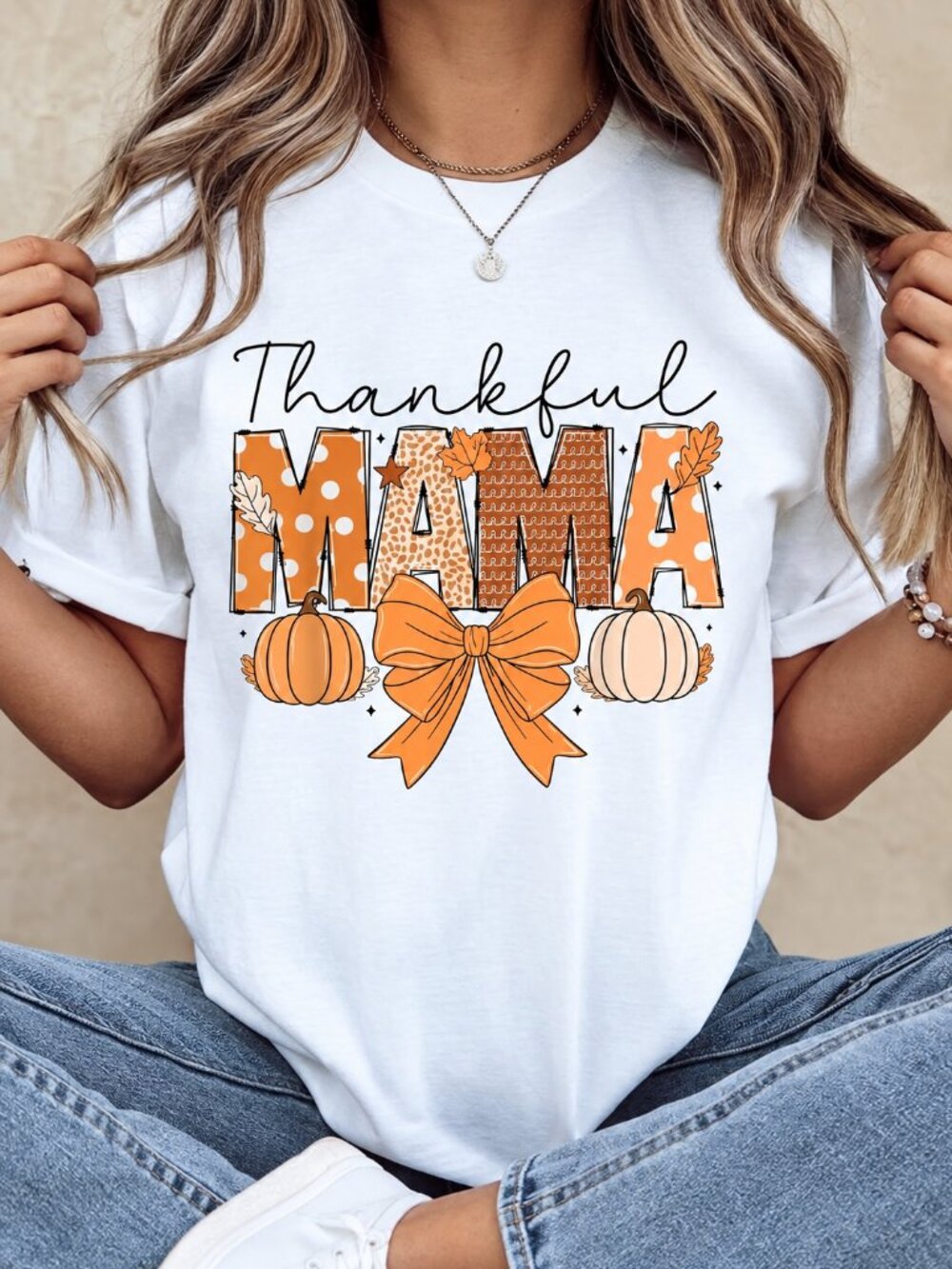 Thankful Mama Pumpkin Bow Graphic Tee – White Fall Thanksgiving Mom Life T-Shirt